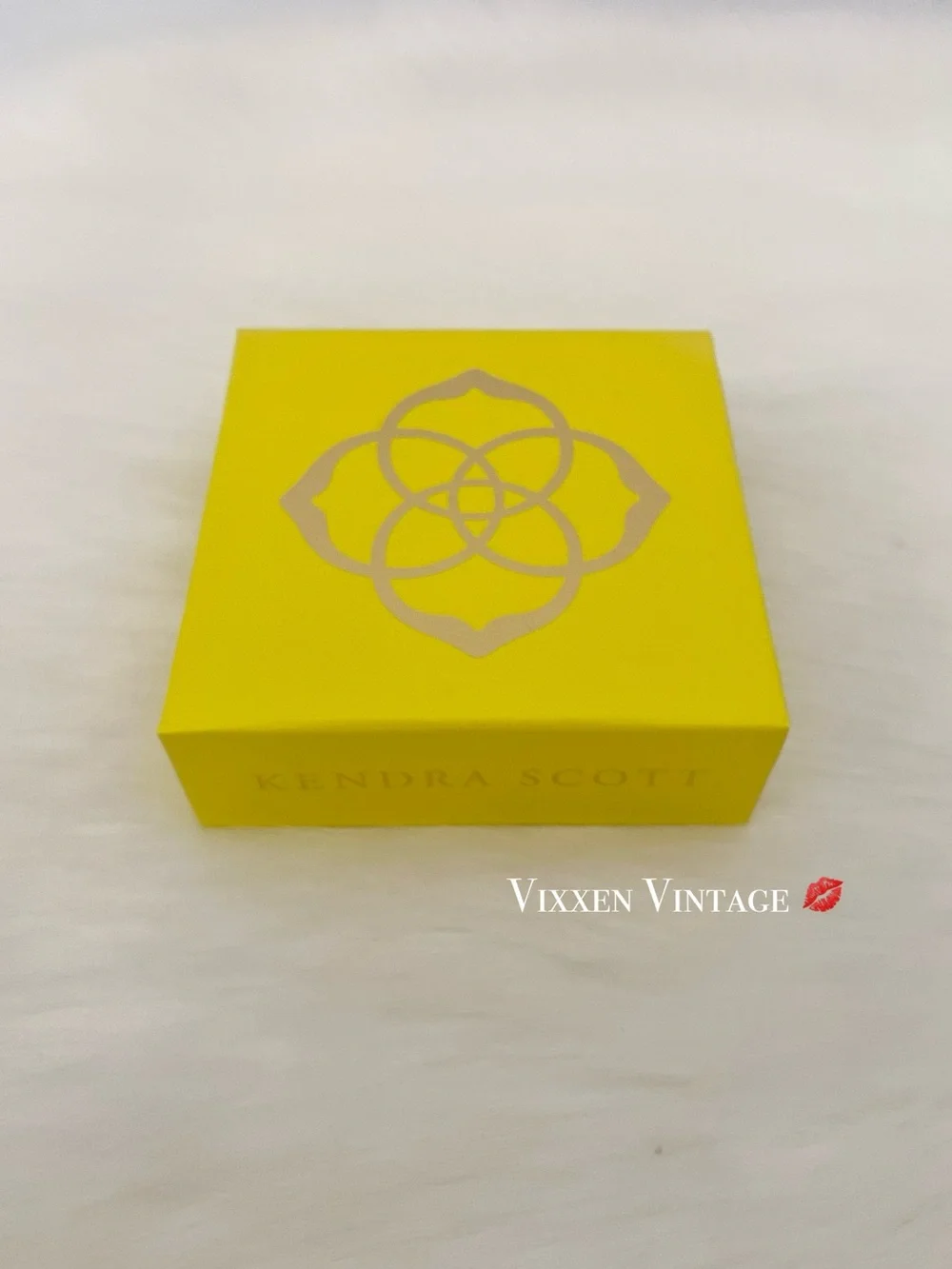 KENDRA SCOTT MEDIUM PULL TAB PAPER GIFT BOX IN YELLOW/GOLD